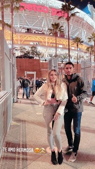 Jesús Corona con su esposa en el estadio de Los Padres. (Instagram: @jjesuscorona01)