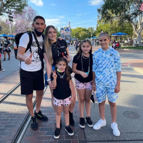 Jesús Corona al lado de su familia en Disneyland. (Instagram: @jjesuscorona01)