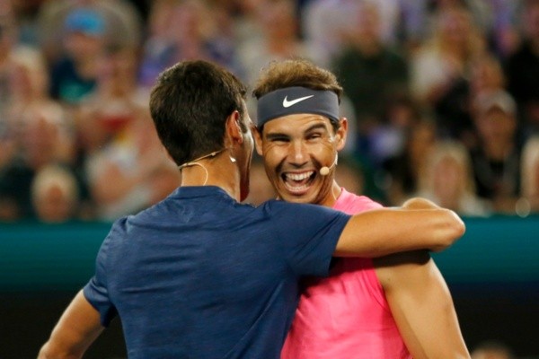 Djokovic abraça Nadal. Foto: Getty Images