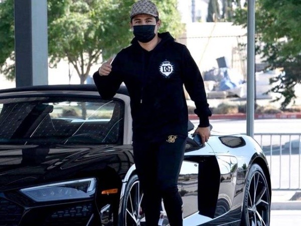 Chofis llegando con su Audi R8.