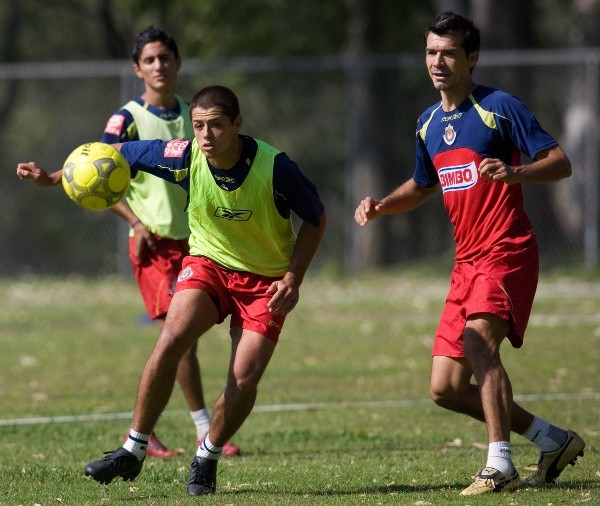 Chicharito y Borgetti compartiendo entrenamiento en Chivas. (JAM Media)