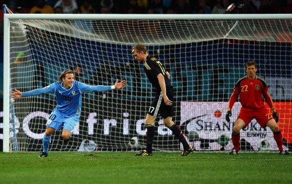 Diego Forlán celebrando su gol ante Alemania en el Mundial 2010 (Foto: Getty Images).