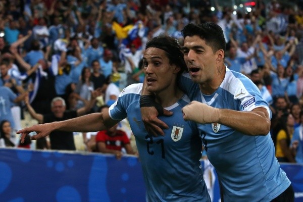 Suárez junto a Edinson Cavani festejando ante Chile en Brasil 2019 (Fuente: Getty Images)