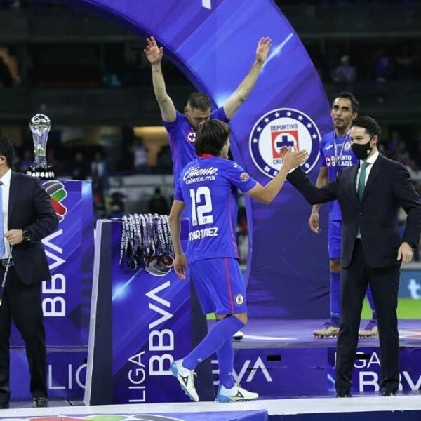 Shaggy Martínez recibiendo la medalla de Campeón. (@shaggymtzof)