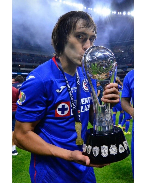 Shaggy Martínez con el trofeo de Campeón. (@cruzazul)