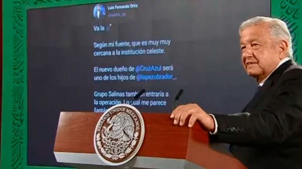 López Obrador mostró el tuit que aseguraba la intervención de su hijo en Cruz Azul. (Captura)