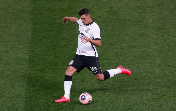 Danilo Avelar em campo pelo Corinthians. (Getty Images)