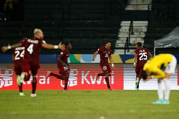 Seleção da Venezuela em campo comemorando gol. (Foto: Getty Images)