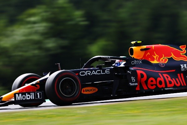 Checo Pérez durante el primer día de actividades del GP de Estiria. (Getty Images)