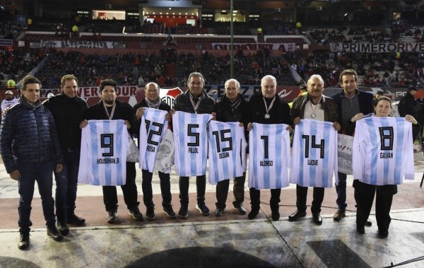 Parte del plantel de 1978 recibiendo un reconocimiento en el Monumental en 2019 (Getty Images)