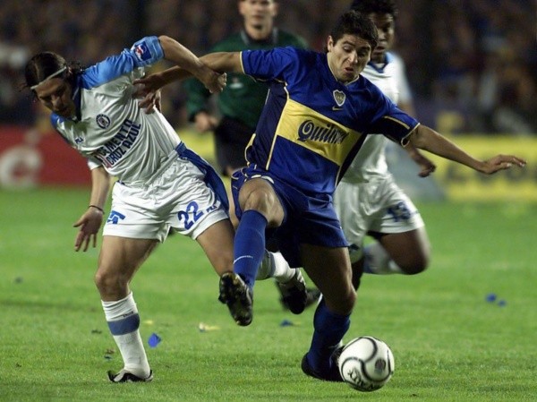 Pablo Galdames vs. Juan Román Riquelme en 2001. (Foto: JamMedia)