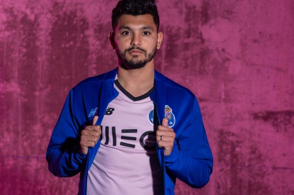 ‘Tecatito’ posó con la nueva playera del Porto. (@FCPorto)