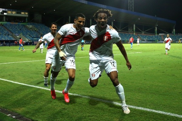 Yotún y Carrillo festejan un gol peruano. Foto: Getty