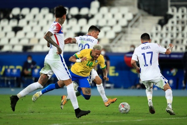 Neymar entre tres chilenos. Foto: Getty