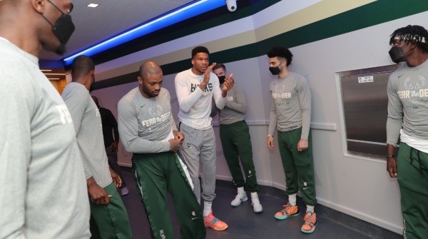 Giannis Antetokounmpo alentando a sus compañeros antes del partido (@Bucks)