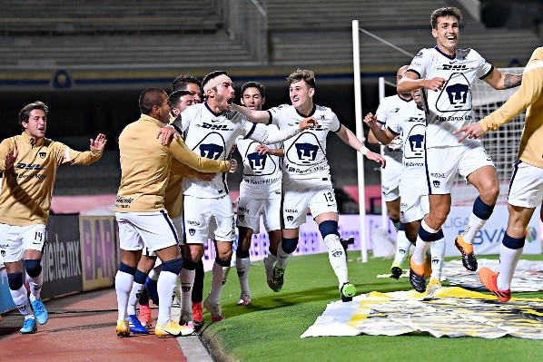 Todo Pumas celebra con locura el gol de Vigón (Imago 7)