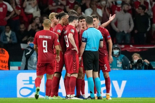 Jugadores de Dinamarca increpan al juez del partido.