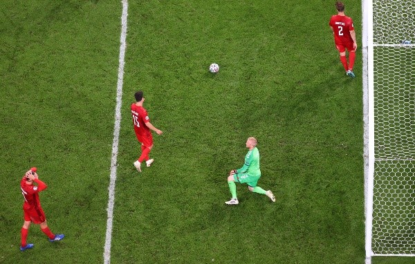 Simon Kjær y su gol en contra vs. Inglaterra. (Getty Images)