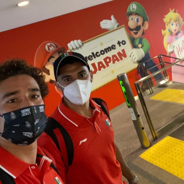Guillermo Ochoa y Henry Martín a su llegada a Tokio. (@miseleccionmx)