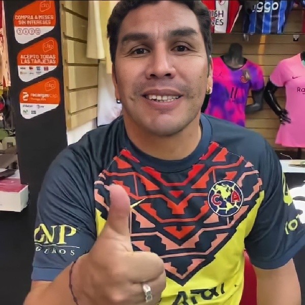 Salvador Cabañas se anticipó a la presentación oficial de la playera de local del América. Twitter: @MelinaVelez14