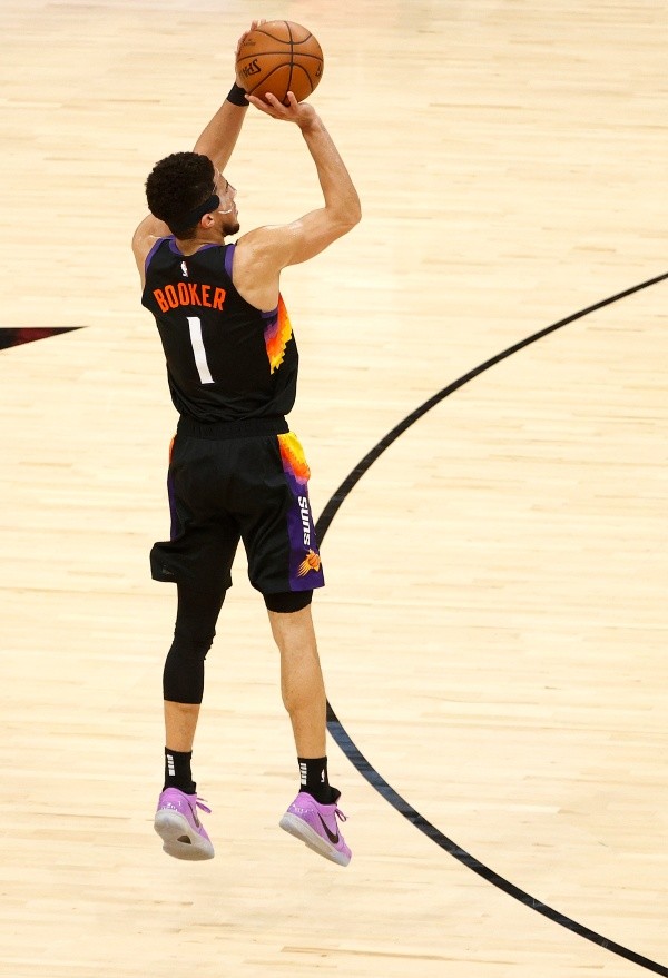 Devin Booker, jugador NBA desde la línea de tres puntos (Foto: Getty)