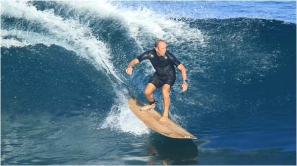 Fernando Aguerre, surfeando