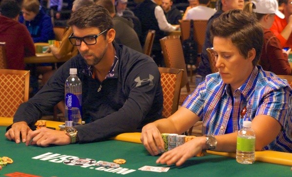 Michael Phelps ao lado de Vanessa Selbst durante WSOP (Foto: Divulgação WSOP)