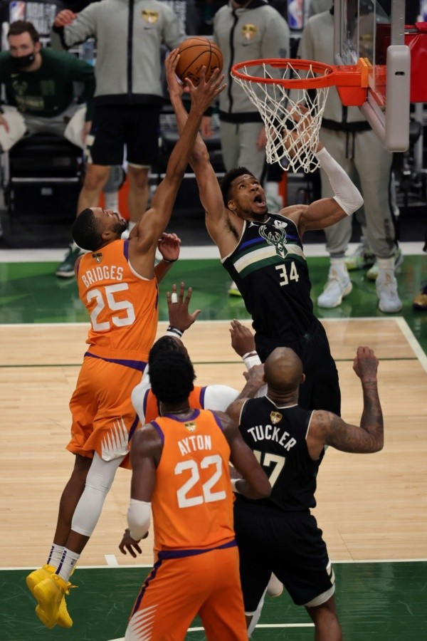 Giannis Antetokounmpo ante Phoenix Suns (Getty)