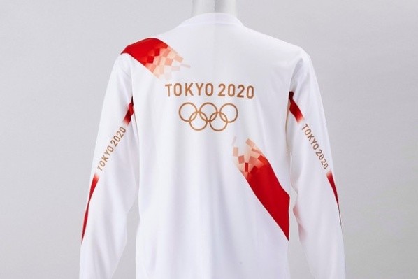 Uniforme dos carregadores da tocha olímpica. Vestimenta tem as cores da bandeira do país, branco e vermelho (Foto: Reprodução)