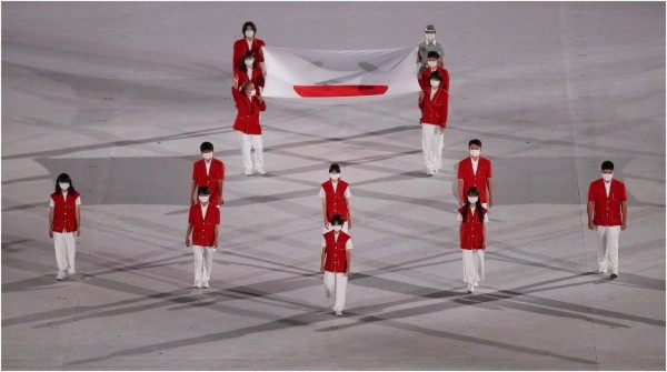 Atletas japoneses durante ceremonia inaugural (Foto: Getty)