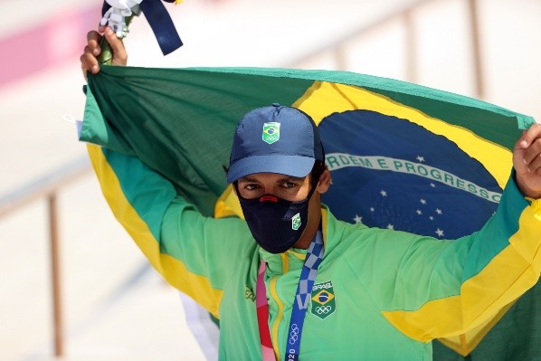 Kelvin Hoefler estende a bandeira do Brasil nas costas após conquista da medalha de prata no skate masculino (Foto: Getty Images)