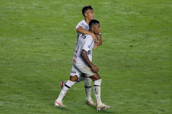 Marinho e Kaio Jorge comemoram gol do Santos. Foto: Getty Images