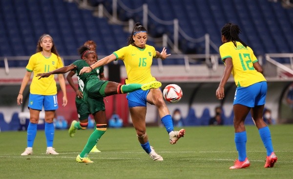 Beatriz realiza chute durante jogo entre Brasil e Zâmbia (Getty Images)