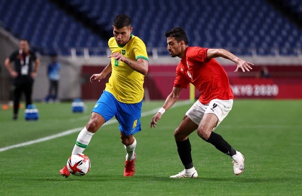 Bruno Guimarães comanda a bola durante jogo entre Brasil e Egito (Getty Images)