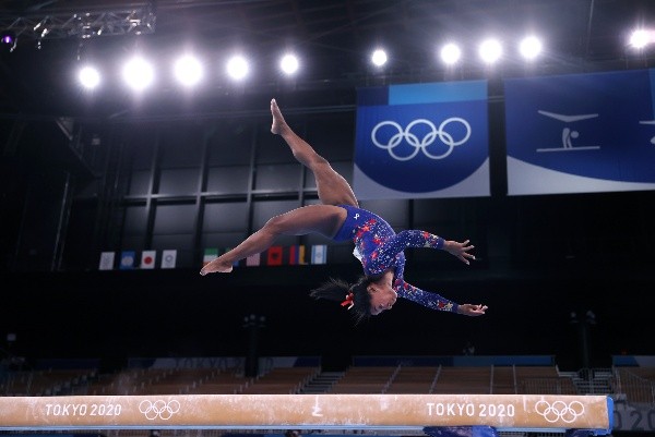 Simone Biles confirma que irá disputar a final da trave na ginástica artística nas Olimpíadas de Tóquio. (Foto: Getty images)