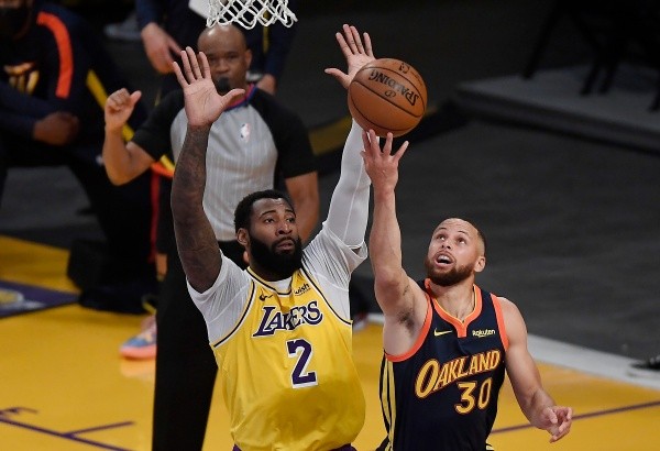 Stephen Curry tenta pegar a bola junto de Andre Drummond, do Los Angeles Lakers, em partida pelo play-in da NBA (Getty Images)