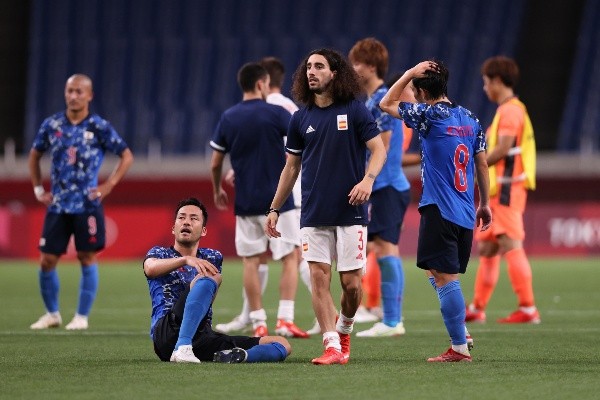 Zagueiro Maya Yoshida (esq., sentado) ao lado de Marc Cucurella (ao cen., em pé) após o fim do jogo entre Japão e Espanha (Getty Images)