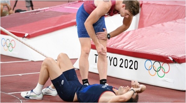 La medalla de plata, Christopher Nilsen, junto a Lavillenie