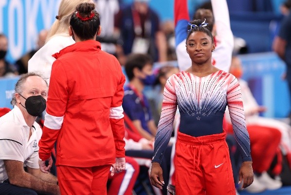 Simone Biles antes das finais das barras assimétricas, nas Olimpíadas de Tóquio (Getty Images)