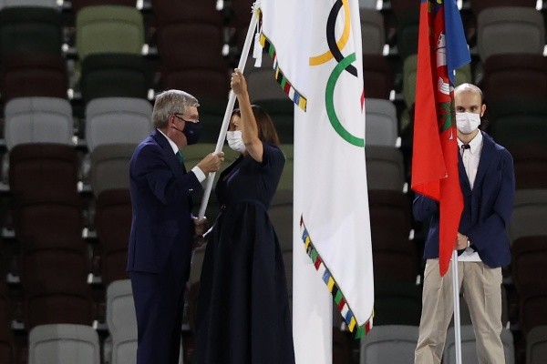 Anne Hidalgo, prefeita de Paris, com a bandeira olímpica. (Foto: Getty Images)