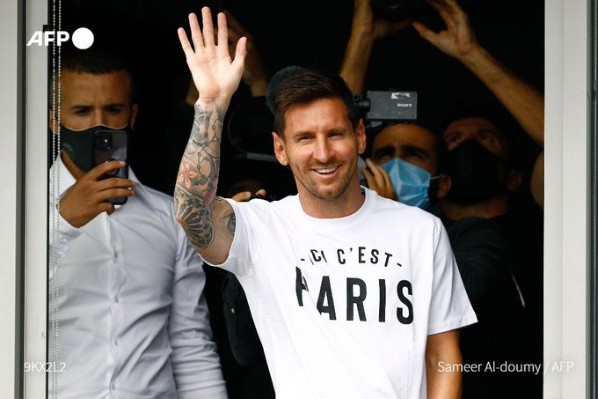 La sonrisa de Lionel Messi en su primer contacto con los hinchas del PSG. (Foto: AFP).