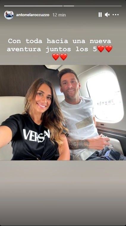Messi y Anto Roccuzzo, desde el avión rumbo a París (Instagram @antonelaroccuzzo)