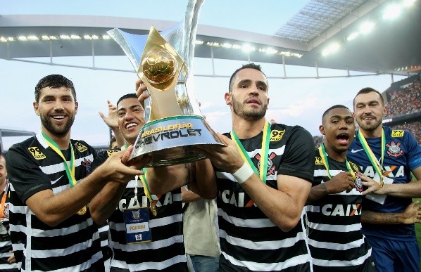 Renato Augusto junto de Felipe, Malcom e Walter com a taça do Campeonato Brasileiro (Getty Images)