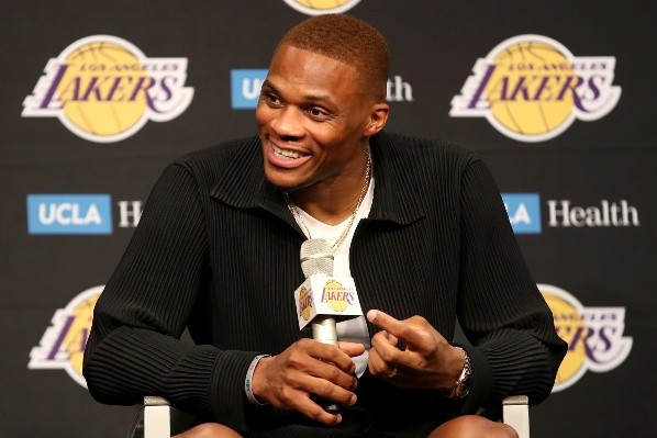 Westbrook falando com os jornalistas em sua apresentação aos Lakers (Foto: Getty Images)