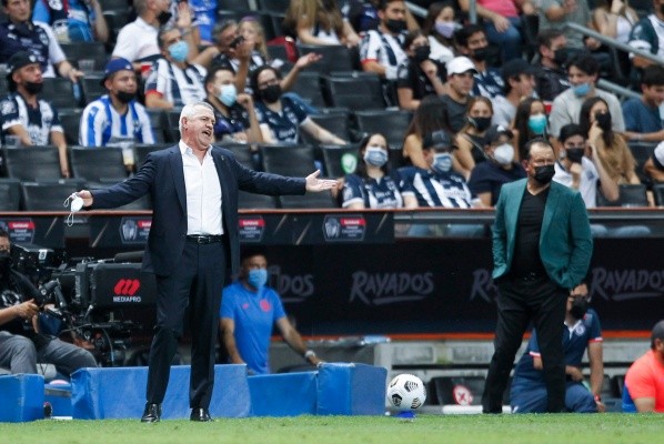 Aguirre vivió el partido de manera enérgica (Imago 7).