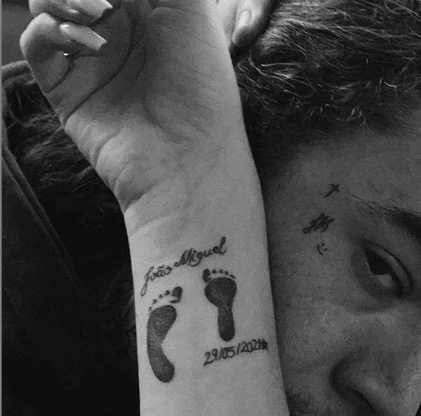 O casal fez tatuagens em homenagem ao filho. (imagem: reprodução/instagram)