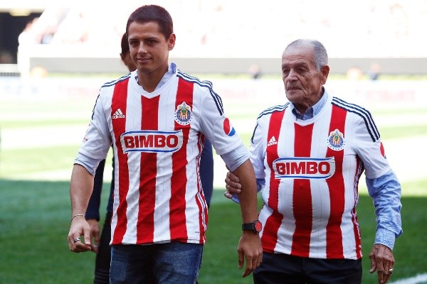 ‘Chicharito’ al lado de don Tomás Balcazar. (Imago7)