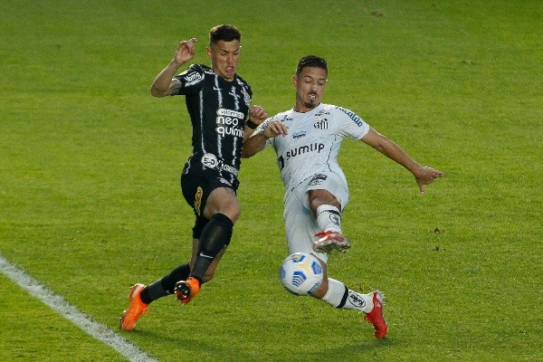 Mateus Vital disputa bola com Jean Mota em partida entre Corinthians e Santos (Getty Images)