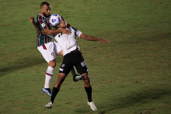 Rick disputa bola no alto com Samuel Xavier durante jogo entre Ceará e Fortaleza (Getty Images)