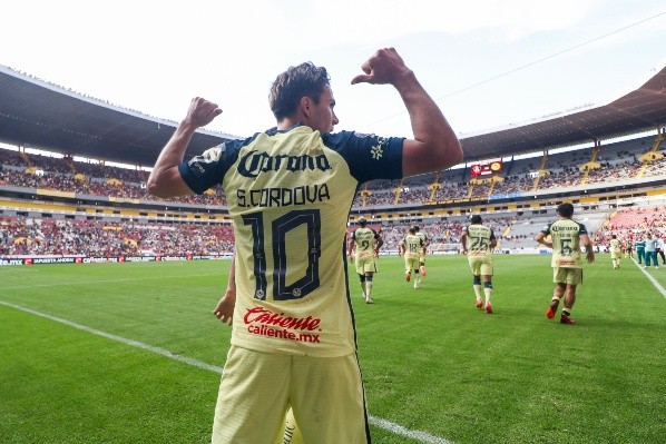 Córdova brilló en su debut con la ’10’ (Imago 7).